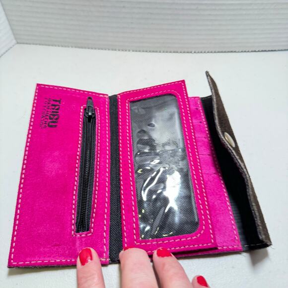 TRIBU BROWN LEATHER WALLET WITH HOT PINK ACCENTS - Picture 5 of 7